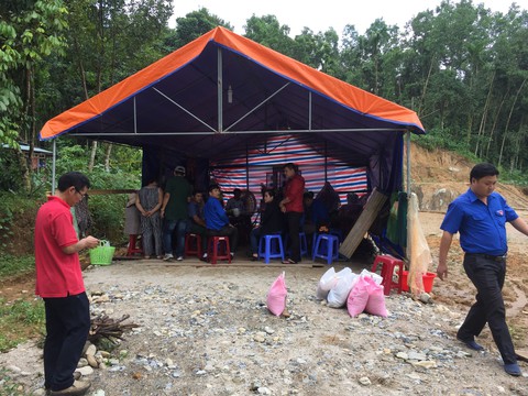 Hàng cứu trợ của bạn đọc Tuổi Trẻ đến vùng lũ Bắc Trà My - Ảnh 2. Hàng cứu trợ của bạn đọc Tuổi Trẻ đến vùng lũ Bắc Trà My - Ảnh 2.