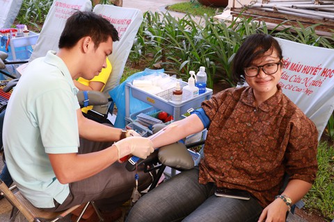 Sinh viên thức xuyên đêm, bán hàng gây quỹ vì em nhỏ - Ảnh 3. Sinh viên thức xuyên đêm, bán hàng gây quỹ vì em nhỏ - Ảnh 3.