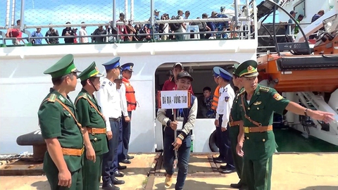 239 ngư dân Việt Nam bị Indonesia bắt giữ được về nhà - Ảnh 3. 239 ngư dân Việt Nam bị Indonesia bắt giữ được về nhà - Ảnh 3.
