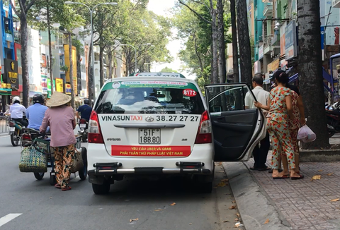 Sau Hà Nội, đến lượt taxi ở Sài Gòn dán biểu ngữ phản đối Uber - Grab - Ảnh 2. Sau Hà Nội, đến lượt taxi ở Sài Gòn dán biểu ngữ phản đối Uber - Grab - Ảnh 2.