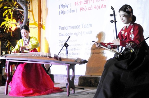 Múa cổ truyền Hàn Quốc trên đường phố Hội An - Ảnh 2. Múa cổ truyền Hàn Quốc trên đường phố Hội An - Ảnh 2.