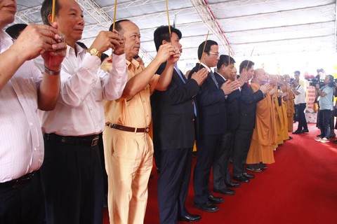 Hàng ngàn người cầu siêu cho nạn nhân tai nạn giao thông - Ảnh 3. Hàng ngàn người cầu siêu cho nạn nhân tai nạn giao thông - Ảnh 3.