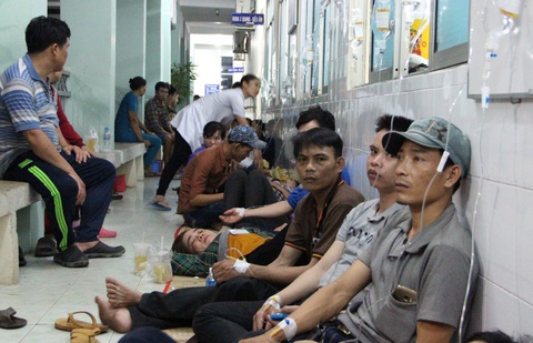Hàng trăm công nhân phải nhập viện sau bữa ăn chiều - Ảnh 3. Hàng trăm công nhân phải nhập viện sau bữa ăn chiều - Ảnh 3.