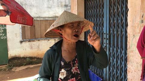 Trưởng công an xã đá văng thau cá nói làm theo nhiệm vụ - Ảnh 3. Trưởng công an xã đá văng thau cá nói làm theo nhiệm vụ - Ảnh 3.