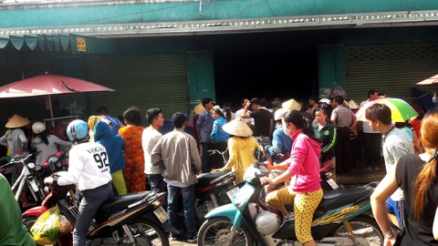Cháy kiôt rạng sáng, vợ tử vong, chồng và hai con bị bỏng nặng - Ảnh 1. Cháy kiôt rạng sáng, vợ tử vong, chồng và hai con bị bỏng nặng - Ảnh 1.