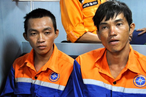 Tìm thấy hai ngư dân rơi xuống biển còn sống sót - Ảnh 1. Tìm thấy hai ngư dân rơi xuống biển còn sống sót - Ảnh 1.