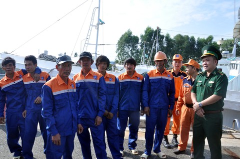 Vượt hơn 100km biển trong áp thấp, đưa 10 ngư dân vào bờ - Ảnh 3. Vượt hơn 100km biển trong áp thấp, đưa 10 ngư dân vào bờ - Ảnh 3.