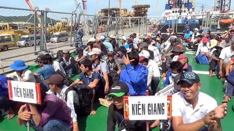 239 ngư dân Việt Nam bị Indonesia bắt giữ được về nhà - Ảnh 1. 239 ngư dân Việt Nam bị Indonesia bắt giữ được về nhà - Ảnh 1.