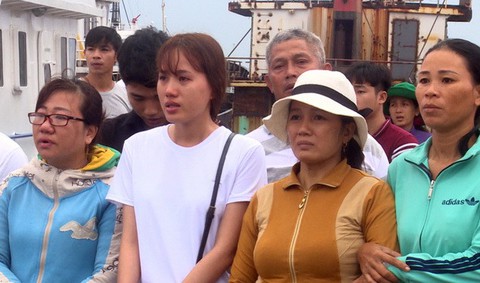 Đưa thi thể 2 ngư dân tàu cá Bình Định về bờ - Ảnh 3. Đưa thi thể 2 ngư dân tàu cá Bình Định về bờ - Ảnh 3.