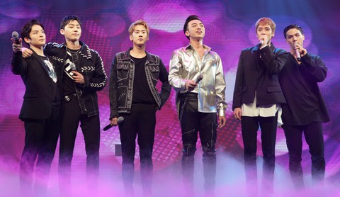 Teen Top hát Phía sau một cô gái cùng Soobin Hoàng Sơn - Ảnh 1. Teen Top hát Phía sau một cô gái cùng Soobin Hoàng Sơn - Ảnh 1.