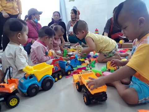 Đưa 11 trẻ mồ côi ở tịnh xá Ngọc Tuyền về trung tâm bảo trợ - Ảnh 2. Đưa 11 trẻ mồ côi ở tịnh xá Ngọc Tuyền về trung tâm bảo trợ - Ảnh 2.