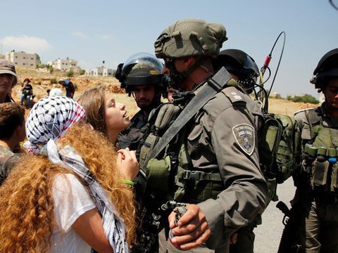Israel bắt cô gái Palestine vì tát binh sĩ - Ảnh 1. Israel bắt cô gái Palestine vì tát binh sĩ - Ảnh 1.