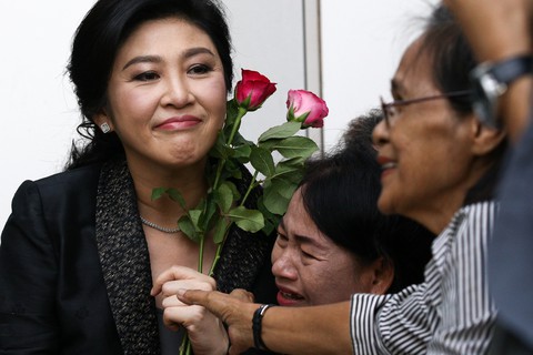 Xe bà Yingluck chạy về phía biên giới Campuchia - Ảnh 1. Xe bà Yingluck chạy về phía biên giới Campuchia - Ảnh 1.