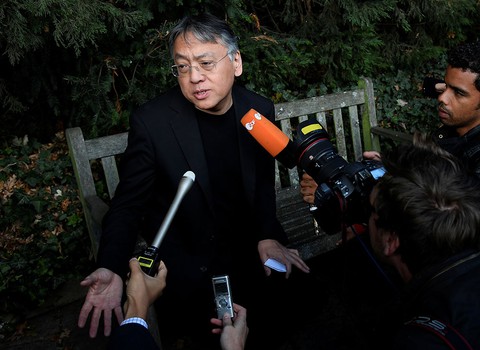 Ishiguro nghĩ rằng đoạt Nobel văn học 2017 là tin giả - Ảnh 1. Ishiguro nghĩ rằng đoạt Nobel văn học 2017 là tin giả - Ảnh 1.