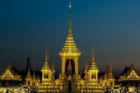 Người Thái đội mưa chờ đưa tiễn Nhà vua - Ảnh 1. Người Thái đội mưa chờ đưa tiễn Nhà vua - Ảnh 1.