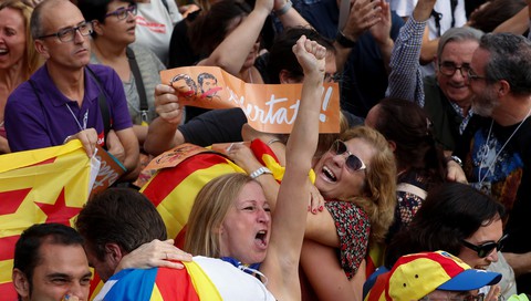 Catalonia tuyên bố độc lập - Ảnh 1. Catalonia tuyên bố độc lập - Ảnh 1.
