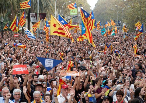 Thượng viện Tây Ban Nha chấp thuận đình chỉ quyền tự trị Catalonia - Ảnh 3. Thượng viện Tây Ban Nha chấp thuận đình chỉ quyền tự trị Catalonia - Ảnh 3.
