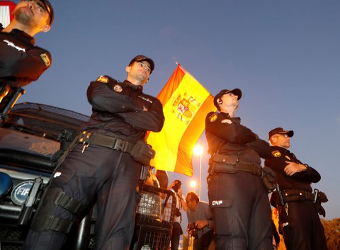 Ban lãnh đạo Catalonia tuyên bố vẫn đi làm dù bị phế truất - Ảnh 2. Ban lãnh đạo Catalonia tuyên bố vẫn đi làm dù bị phế truất - Ảnh 2.
