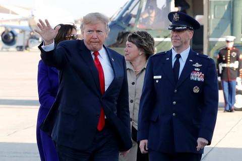 Ông Trump sẽ ở châu Á lâu hơn dự kiến - Ảnh 1. Ông Trump sẽ ở châu Á lâu hơn dự kiến - Ảnh 1.