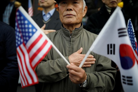 Hai thái cực ở Hàn Quốc trước ngày ông Trump đến - Ảnh 1. Hai thái cực ở Hàn Quốc trước ngày ông Trump đến - Ảnh 1.