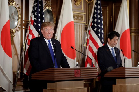 Ông Trump khuyên Nhật mua vũ khí Mỹ để hạ tên lửa Triều Tiên - Ảnh 1. Ông Trump khuyên Nhật mua vũ khí Mỹ để hạ tên lửa Triều Tiên - Ảnh 1.