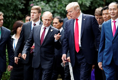Ông Trump và ông Putin tranh thủ trao đổi, bắt tay vì không gặp riêng - Ảnh 1. Ông Trump và ông Putin tranh thủ trao đổi, bắt tay vì không gặp riêng - Ảnh 1.