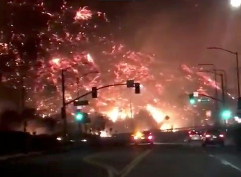 Cháy rừng lan đến khu nhà giàu Nam California - Ảnh 1. Cháy rừng lan đến khu nhà giàu Nam California - Ảnh 1.