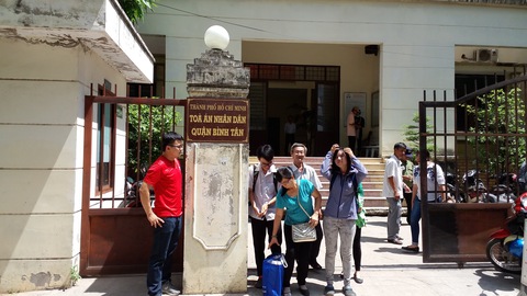 Đình chỉ vụ kiện đòi 150 triệu học bổng của ĐH Tân Tạo - Ảnh 1. Đình chỉ vụ kiện đòi 150 triệu học bổng của ĐH Tân Tạo - Ảnh 1.