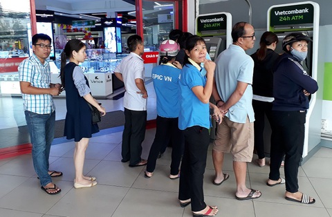 Giá việc gì cũng kiên nhẫn xếp hàng như chờ túi H&M - Ảnh 1. Giá việc gì cũng kiên nhẫn xếp hàng như chờ túi H&M - Ảnh 1.