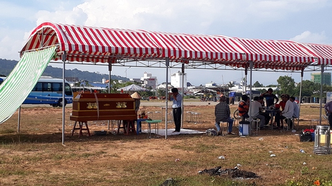 Dân Phú Quốc đến viếng người không quen biết - Ảnh 1. Dân Phú Quốc đến viếng người không quen biết - Ảnh 1.