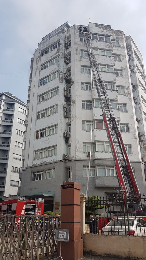 Cháy máy lạnh tầng 9, náo loạn khu liên cơ Bộ NN & PTNT - Ảnh 2. Cháy máy lạnh tầng 9, náo loạn khu liên cơ Bộ NN & PTNT - Ảnh 2.