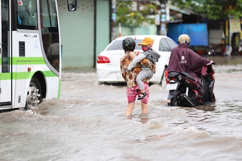 Sài Gòn mưa cả ngày lẫn đêm, chuẩn bị đón triều cường - Ảnh 12. Sài Gòn mưa cả ngày lẫn đêm, chuẩn bị đón triều cường - Ảnh 12.