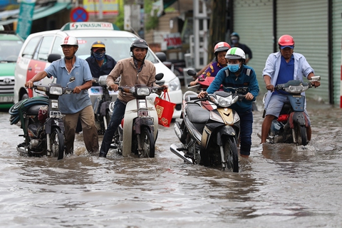Sài Gòn mưa cả ngày lẫn đêm, chuẩn bị đón triều cường - Ảnh 10. Sài Gòn mưa cả ngày lẫn đêm, chuẩn bị đón triều cường - Ảnh 10.
