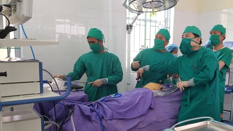 Lần đầu tiên phẫu thuật nội soi tại đảo Cô Tô - Ảnh 1. Lần đầu tiên phẫu thuật nội soi tại đảo Cô Tô - Ảnh 1.