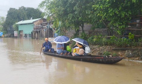Lũ cuốn chìm xuồng ở Phú Yên, 1 người chết - Ảnh 1. Lũ cuốn chìm xuồng ở Phú Yên, 1 người chết - Ảnh 1.