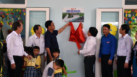 Khánh thành trường mới nơi thà cô chết chứ không để trò chết - Ảnh 7. Khánh thành trường mới nơi thà cô chết chứ không để trò chết - Ảnh 7.