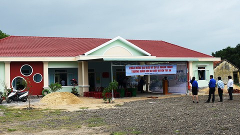 Khánh thành trường mới nơi thà cô chết chứ không để trò chết - Ảnh 6. Khánh thành trường mới nơi thà cô chết chứ không để trò chết - Ảnh 6.