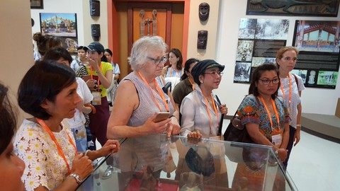 Phu nhân đại biểu ABAC tham quan Bảo tàng Đà Nẵng - Ảnh 3. Phu nhân đại biểu ABAC tham quan Bảo tàng Đà Nẵng - Ảnh 3.