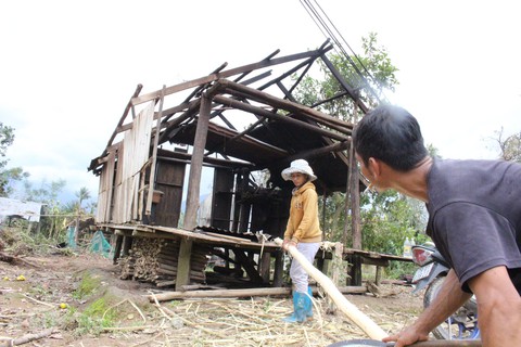 Người dân miền núi Khánh Hòa trong cảnh màn trời chiếu đất - Ảnh 1. Người dân miền núi Khánh Hòa trong cảnh màn trời chiếu đất - Ảnh 1.