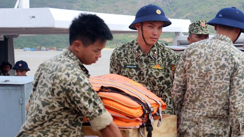 Vớt được một thi thể nghi thuyền viên tàu Jupiter - Ảnh 1. Vớt được một thi thể nghi thuyền viên tàu Jupiter - Ảnh 1.