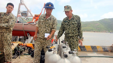 Vớt được một thi thể nghi thuyền viên tàu Jupiter - Ảnh 3. Vớt được một thi thể nghi thuyền viên tàu Jupiter - Ảnh 3.