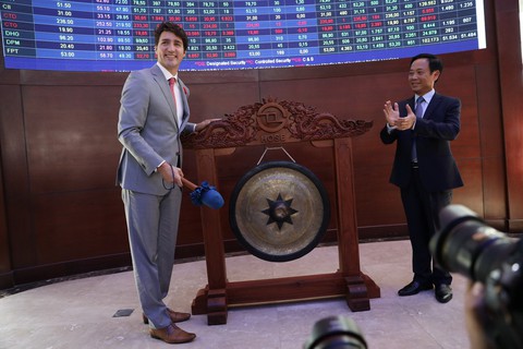 Thủ tướng Canada Justin Trudeau gõ chiêng tại sàn chứng khoán - Ảnh 2. Thủ tướng Canada Justin Trudeau gõ chiêng tại sàn chứng khoán - Ảnh 2.