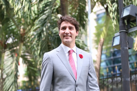 Thủ tướng Canada Justin Trudeau gõ chiêng tại sàn chứng khoán - Ảnh 6. Thủ tướng Canada Justin Trudeau gõ chiêng tại sàn chứng khoán - Ảnh 6.