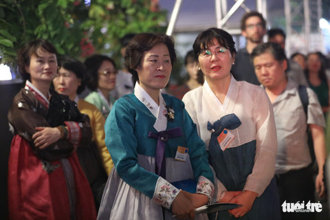 Múa cổ trang rộn rã sân khấu Lễ hội văn hóa thế giới - Ảnh 7. Múa cổ trang rộn rã sân khấu Lễ hội văn hóa thế giới - Ảnh 7.