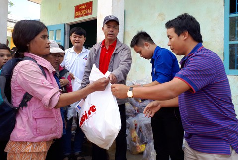 Quà bạn đọc Tuổi Trẻ đến với bà con vùng sạt lở Nam Trà My - Ảnh 1. Quà bạn đọc Tuổi Trẻ đến với bà con vùng sạt lở Nam Trà My - Ảnh 1.