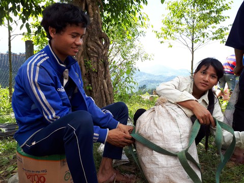 Quà bạn đọc Tuổi Trẻ đến với bà con vùng sạt lở Nam Trà My - Ảnh 11. Quà bạn đọc Tuổi Trẻ đến với bà con vùng sạt lở Nam Trà My - Ảnh 11.