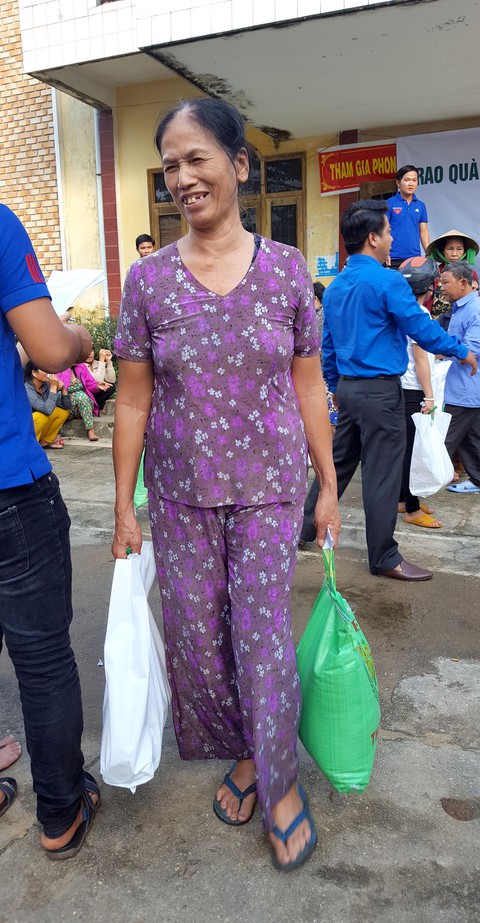 Quà cứu trợ của Tuổi Trẻ đến vùng lũ Bình Định - Ảnh 2. Quà cứu trợ của Tuổi Trẻ đến vùng lũ Bình Định - Ảnh 2.