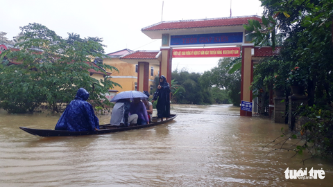Huế: Lũ dâng cao, học sinh toàn tỉnh nghỉ học - Ảnh 1. Huế: Lũ dâng cao, học sinh toàn tỉnh nghỉ học - Ảnh 1.