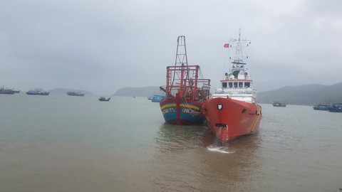 Cứu tàu cá và 9 ngư dân bị trôi dạt 2 ngày trên biển - Ảnh 1. Cứu tàu cá và 9 ngư dân bị trôi dạt 2 ngày trên biển - Ảnh 1.