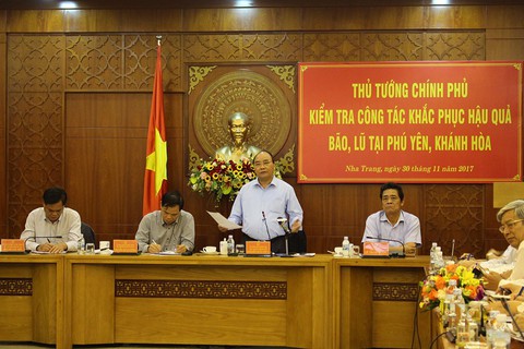 Thủ tướng kiểm tra việc khắc phục hậu quả bão số 12 - Ảnh 1. Thủ tướng kiểm tra việc khắc phục hậu quả bão số 12 - Ảnh 1.